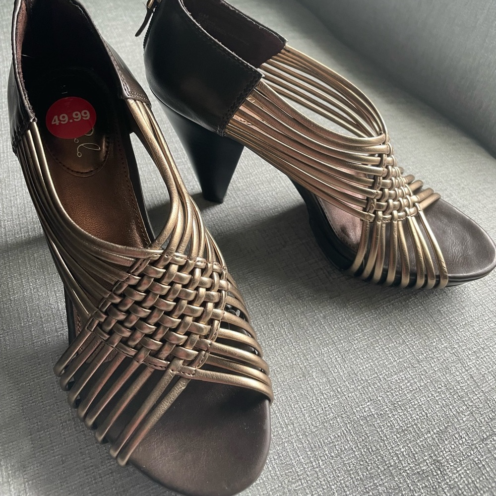 Paola size 6  ,  3 inch sandal heel . Very cute , never worn.